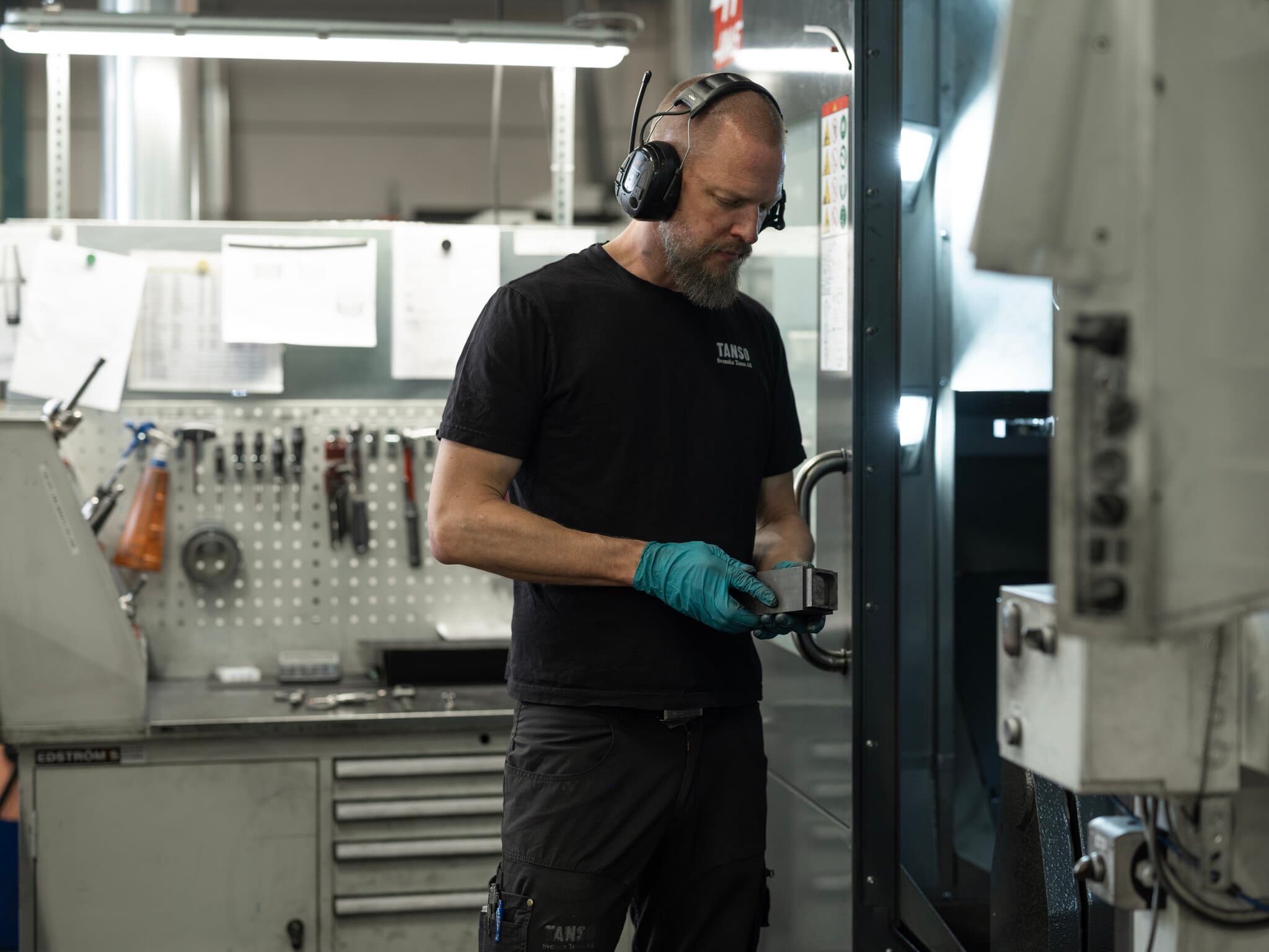  Employee working in production at Svenska Tanso AB