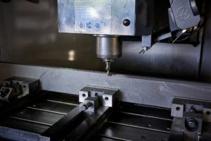 production, Grafitbearbetning, Bearbetning av grafitmaterial, sågning, slipning, svarvning, fräsning, läppning, vattenskärning, laserbearbetning och CNC-mätning